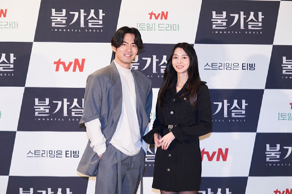배우 이진욱, 권나라가 15일 온라인으로 진행된 tvN 새 토일드라마 '불가살' 제작발표회에 참석해 포즈를 취하고 있다. [사진=tvN]