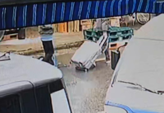 지난달 18일 대구시 중구에서 북구 칠성동으로 이동 중인 20대 부부. [사진=독자 제공, 연합뉴스]