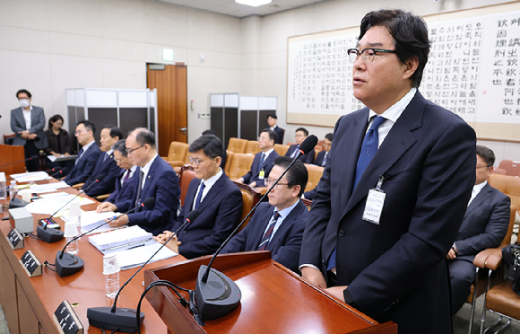 김성태 전 쌍방울 회장이 28일 국회 윤석열 정권 정치검찰 조작기소 의혹 사건 진상규명 국정조사특별위원회 제11차 전체회의에서 열린 종합 청문회에서 의원 질의에 답하고 있다. 2026.4.28 [사진=연합뉴스]