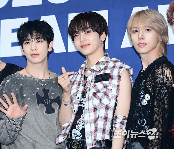 그룹 크래비티(CRAVITY)가 21일 오후 서울 잠실실내체육관에서 열린 '2025 케이 월드 드림 어워즈'(2025 K WORLD DREAM AWARDS)에 블루카펫 행사에 참석하고 있다. [사진=정소희 기자]