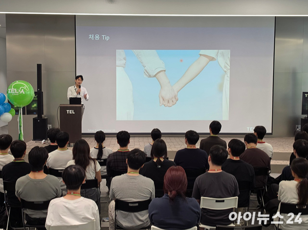 도쿄일렉트론코리아 '텔인캠프'에 참가 학생들이 클린룸에서 반도체 장비에 대한 설명을 듣고 있다. [사진=도쿄일렉트론코리아]