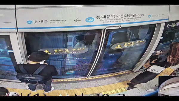 혼잡한 지하철 내에서 외국인 관광객 가방을 훔친 50대 남성이 경찰에 붙잡혔다. 영상은 범행 당시 모습. [영상=서울경찰청]