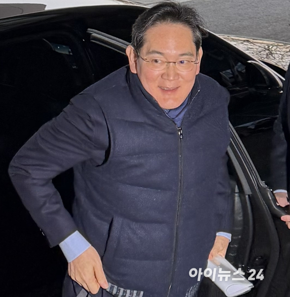 이재용 삼성전자 회장이 26일 미국 워싱턴DC로 출국하기 위해 서울 강서구 김포국제공항비즈니스항공센터에 도착했다. [사진=황세웅 기자]