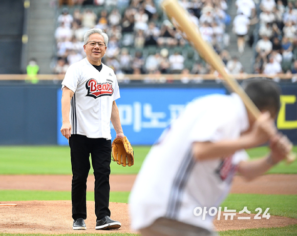 젠슨 황 엔비디아 최고경영자(CEO)와 박정원 두산그룹 회장(두산베어스 구단주)이 7일 오후 서울 잠실야구장에서 열린 KBO리그 두산과 키움의 경기에서 시구에 앞서 인사를 하고 있다. [사진=사진공동취재단]