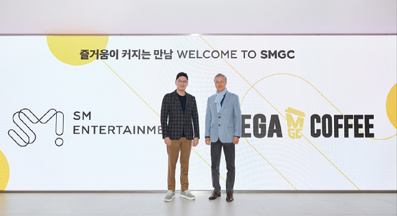 SM 탁영준 공동대표, 메가MGC커피 김대영 회장이 SM X 메가MGC커피 협약식에서 함께 기념 사진을 촬영하고 있다. [사진=SM엔터테인먼트]
