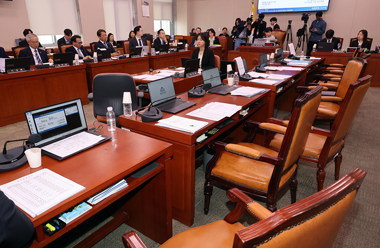 '쌍방울 대북 송금' 사건을 수사했던 박상용 인천지방검찰청 부부장검사가 3일 국회에서 열린 '윤석열정권 정치검찰조작기소 의혹사건 진상규명' 국정조사특별위원회 전체회의에서 서영교 위원장의 대기 장소 이동 조치에 이석하고 있다. 2026.4.3 [사진=연합뉴스]