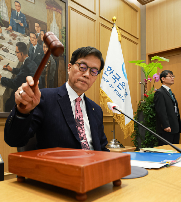 이창용 한국은행 총재가 26일 서울 중구 한국은행에서 열린 금융통화위원회 통화정책방향 회의에서 의사봉을 두드리고 있다. [사진=한국은행]
