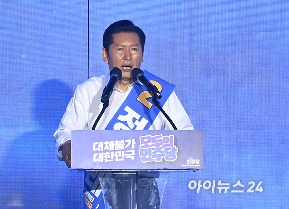 정청래 당대표 후보가 17일 대전시 대전컨벤션센터에서 열린 더불어민주당 8&middot;17 전당대회(제3차 정기전국당원대회)에서 정견발표를 하고 있다. [사진=곽영래 기자]