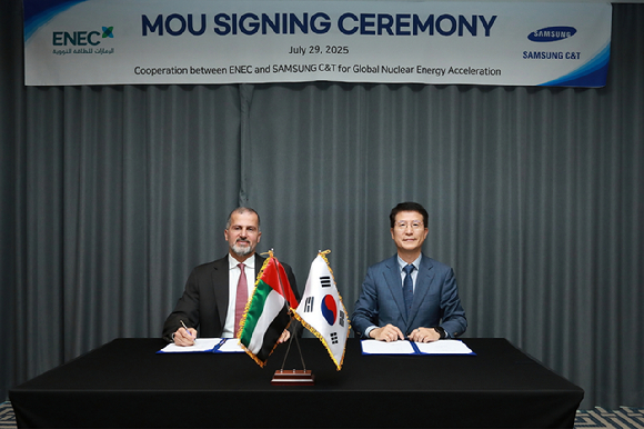 모하메드 알 하마디 UAE원자력공사 CEO(왼쪽)와 오세철 삼성물산 대표이사 사장(오른쪽)이 글로벌 원자력 사업 개발 업무협약 체결식에 참석해 기념촬영을 하고 있다. [사진=삼성물산]