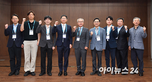 '제6회 아이뉴스24 금융정책포럼'이 '디지털자산기본법 이후, 한국 가상자산 시장의 새로운 질서'를 주제로 18일 서울 중구 은행회관 국제회의실에서 열렸다. (왼쪽부터)장보성 자본시장연구원 거시금융실장-백상수 아이오트러스트 대표-조재우 한성대학교 사회과학부 부교수(한성대블록체인연구소장)-최우영 법무법인 광장 변호사(디지털금융팀 공동팀장)-박동석 아이뉴스24 사업부문 사장-박광우 KAIST 금융전문대학원 교수-김병희 신한은행 AX디지털솔루션부 디지털자산Cell장-김기석 비트플래닛 부대표-엄판도 아이뉴스24 편집부문 사장이 기념촬영을 하고 있다. [사진=곽영래 기자]
