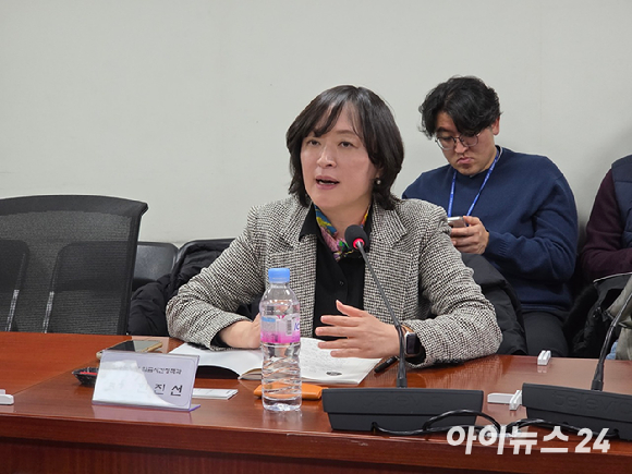 27일 국회 의원회관에서 열린 'K-게임, 주52시간 탄력적 운영 정책토론회'에서 참석자들이 기념 촬영을 하고 있다. [사진=박정민 기자]