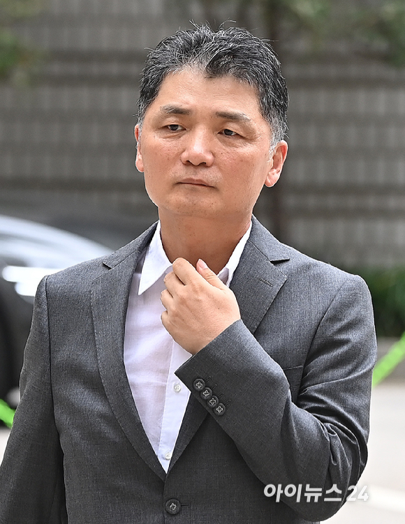 김범수 카카오 미래이니셔티브센터장이 26일 오후 서울고등법원에서 열린 '자본시장과금융투자업에관한법률위반 혐의' 항소심 3차 공판에 출석하고 있다. [사진=곽영래 기자]
