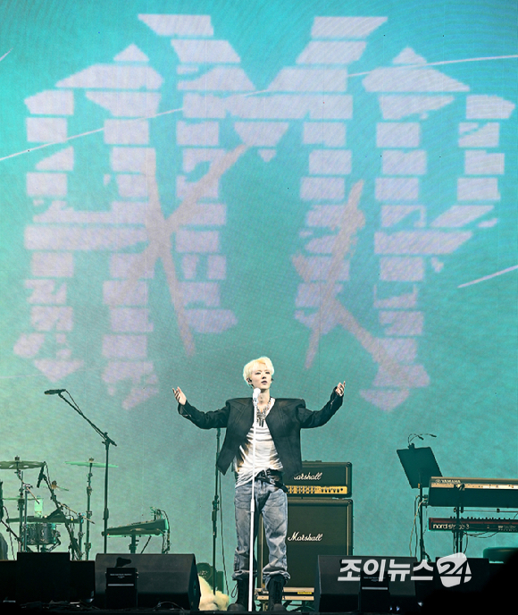 에이엠피(AxMxP)가 21일 오후 서울 송파구 잠실학생체육관에서 열린 '2026 JOY콘서트 - 보이스 오브 스프링(Voice of spring)'에서 멋진 무대를 선보이고 있다.고품격 엔터테인먼트 경제지 조이뉴스24와 인터넷종합지 아이뉴스24가 주최하는 '보이스 오브 스프링'은 올해로 세 번째를 맞았다. 이번 공연엔 엔플라잉(N.Flying/이승협, 차훈, 김재현, 유회승, 서동성), 소란(SORAN/고영배), 에이엠피(AxMxP/하유준, 김신, 크루, 주환)가 함께해 현장감이 넘치는 밴드 사운드로 관객과 열렬히 교감했다. [사진=곽영래 기자]