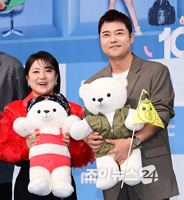 박나래-전현무가 4일 오후 서울 마포구 MBC 골든마우스홀에서 열린 MBC '나 혼자 산다' 10주년 기념 기자간담회에서 포즈를 취하고 있다. [사진=정소희 기자]