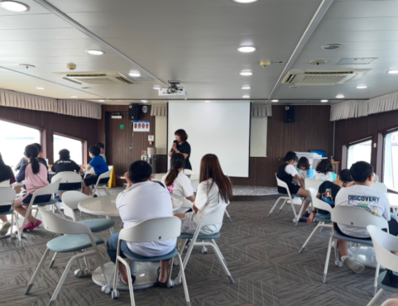 인천 지역 아동들이 4일 인천항에서 해상 견학 프로그램에 참여해 설명을 듣고 있다. [사진=인천항만공사]