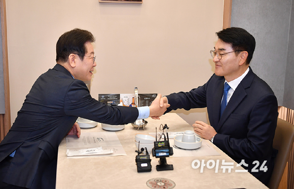 이재명 더불어민주당 대표와 박용진 전 의원이 21일 서울 여의도 모 식당에서 갖은 오찬회동에서 대화를 나누고 있다. [사진=곽영래 기자]