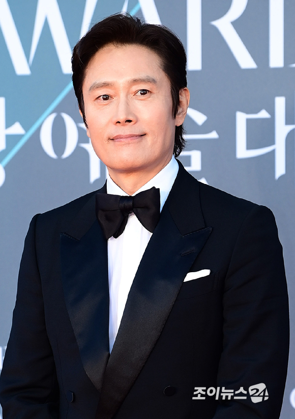 배우 이병헌이 8일 오후 서울 강남구 삼성동 코엑스 동문 앞 야외광장에서 열린 '제62회 백상예술대상 with 구찌' 시상식에 앞서 레드카펫 행사에 참석하고 있다. [사진=정소희 기자]