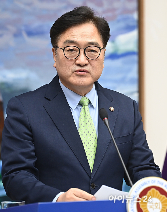 우원식 국회의장이 12일 오후 서울 여의도 국회에서 긴급기자회견을 하고 있다. [사진=곽영래 기자]