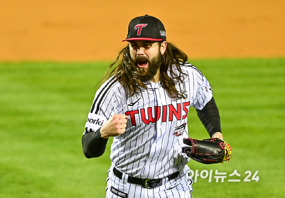 13일 오후 서울 잠실야구장에서 열린 '2023 KBO 포스트시즌' LG 트윈스와 KT 위즈의 한국시리즈 5차전 경기가 열렸다.4회초 2사 1,2루 LG 켈리가 KT 김민혁의 타구를 다이빙 캐치로 잡아낸 박해민에 호수비에 포효하고 있다. [사진=곽영래 기자]