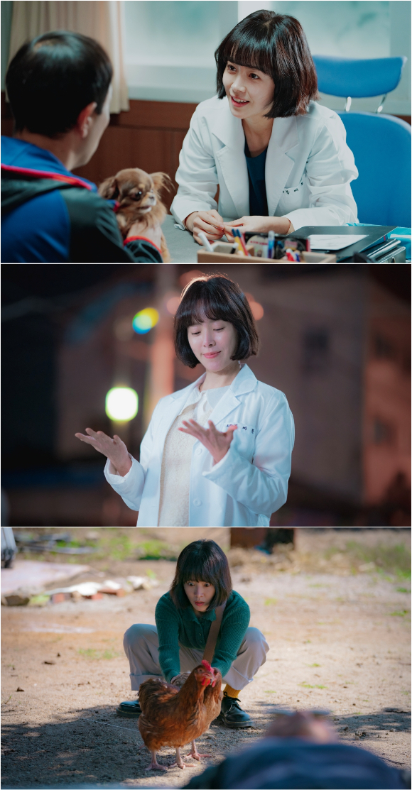 '힙하게' 한지민이 능청스러운 코믹 연기를 보여준다. [사진=스튜디오 피닉스·SLL]