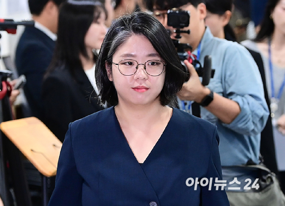 용혜인 성평등가족부 장관 후보자가 10일 서울 여의도 국회 소통관에서 입장 발표 기자회견을 위해 입장하고 있다. [사진=정소희 기자]