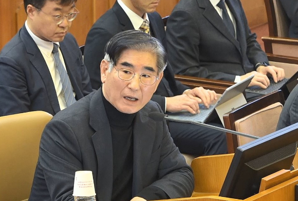 12·3 비상계엄 관련 내란 혐의로 구속기소된 김용현 전 국방부 장관이 보석으로 풀려난다. 사진은 김용현 전 국방부장관이 지난 1월 23일 서울 종로구 헌법재판소에서 열린 대통령 탄핵심판 4차 변론기일에 증인으로 출석해 질문에 답변하는 모습. [사진=헌법재판소]