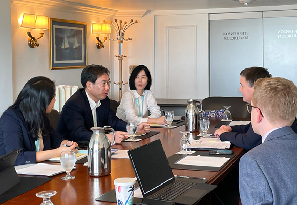 최장혁 개인정보보호위원회 부위원장(왼쪽 가운데)과 존 에드워즈(John Edwards) 영국 정보위원회(ICO) 위원장(오른쪽 가운데)이 지난 16일(현지시각) 오후 버뮤다에서 인공지능 관련 개인정보 정책 방향 및 개인정보 보호 강화 기술(PET) 등에 대해 양자회의를 하고 있다. [사진=개인정보보호위원회]