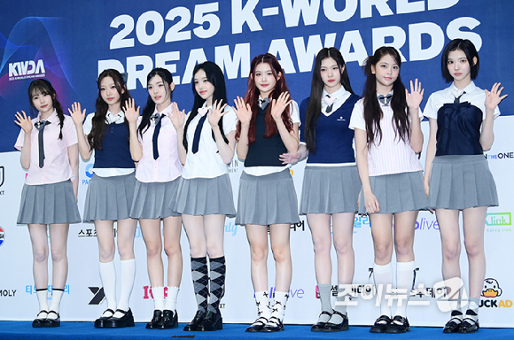 그룹 하츠투하츠(Hearts2Hearts)가 21일 오후 서울 잠실실내체육관에서 열린 '2025 케이 월드 드림 어워즈'(2025 K WORLD DREAM AWARDS)에 블루카펫 행사에 참석하고 있다. [사진=정소희 기자]