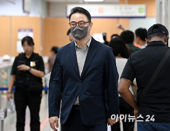 김건희 씨의 오빠 김진우 씨가 24일 오전 서울 서초구 서울중앙지방법원에서 열린 '경기 양평 공흥지구 개발 특혜 의혹' 1심 속행 공판에 출석하고 있다. [사진=곽영래 기자]