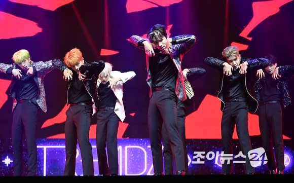 그룹 트렌드지(TRENDZ)가 8일 오후 서울 한남동 블루스퀘어에서 열린 트렌드지 미니 2짐 'BLUE SET Chapter 2. CHOICE' 발매 기념 미디어 쇼케이스에 참석해 타이틀곡 무대를 선보이고 있다. [사진=정소희 기자]