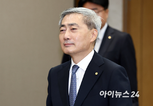 신현송 한국은행 총재가 27일 오전 서울 중구 한국은행에서 열린 금융통화위원회 회의에 참석하고 있다. [사진=사진공동취재단]