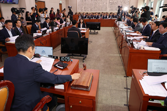 23일 오전 서울 여의도 국회에서 열린 법제사법위원회 전체회의에서 정청래 위원장이 심우정 검찰총장 후보자 인사청문회 실시 계획서 채택의 건을 의결하며 의사봉을 두드리고 있다. 2024.08.23.  [사진=뉴시스]