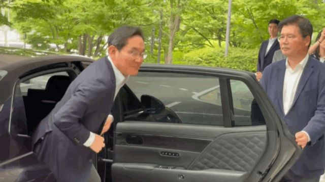 이재용 삼성전자 회장이 7일 미국 선밸리 콘퍼런스 참석을 위해 서울 강서구 서울김포비즈니스항공센터(SGBAC)에 도착해 출국장으로 이동하고 있다. [사진=권서아 기자]