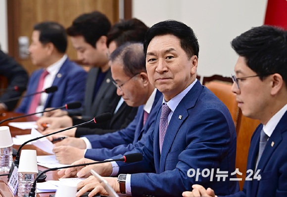 15일째 단식투쟁을 이어가고 있는 이재명 더불어민주당 대표가 14일 오후 서울 여의도 국회 당 대표실에서 의원들과 대화를 하고 있다. [사진=곽영래 기자]