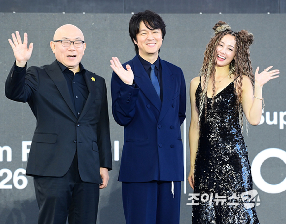 배우 사와지리 에리카가 7일 부산 해운대구 영화의전당에서 열린 제31회 부산국제영화제 '장미의 사슬' 야외 무대인사를 갖고 있다. [사진=정소희 기자]