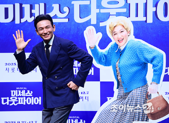 배우 황정민이 2일 오후 서울 서대문구 이화여자대학교 삼성홀에서 열린 뮤지컬 '미세스 다웃파이어' 제작발표회에 참석하고 있다. [사진=정소희 기자]