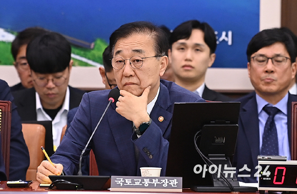 김윤덕 국토교통부 장관이 13일 오전 서울 여의도 국회에서 열린 국토교통위원회 국정감사에서 질의를 듣고 있다. [사진=곽영래 기자]