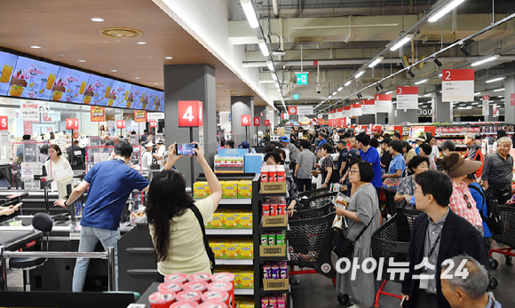 13일 서울 홈플러스 강서점 오픈을 앞두고 고객들이 줄지어 대기하고 있다. [사진=진광찬 기자]