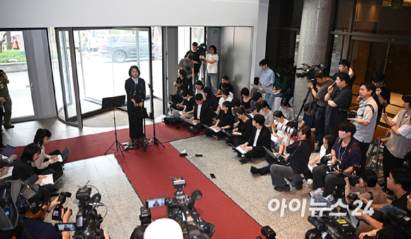 용혜인 성평등가족부 장관 후보자가 2일 서울 서대문구에 마련된 인사청문회 준비 사무실로 출근하며 취재진의 질문에 답하고 있다. [사진=곽영래 기자]