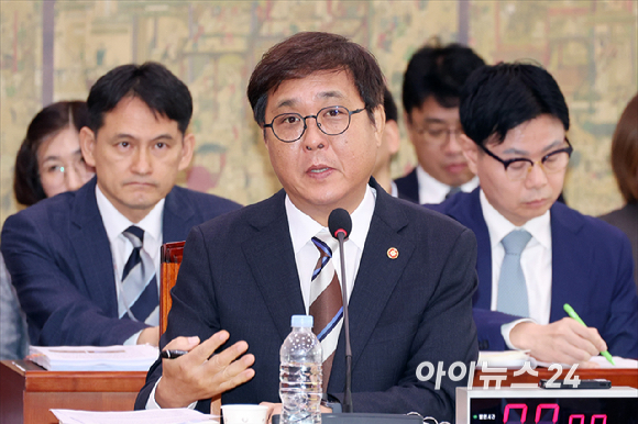 최휘영 문화체육관광부 장관이 14일 서울 여의도 국회에서 열린 국회 문화체육관광위원회 문화체육관광부에 대한 국정감사에서 질의에 답변하고 있다. [사진=곽영래 기자]