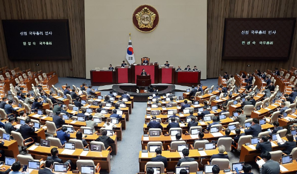한성숙 국무총리가 23일 국회에서 열린 7월 임시국회 제2차 본회의에서 취임 인사하고 있다. [사진=연합뉴스]