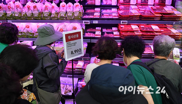 임시 휴업에 들어갔던 홈플러스가 재개장한 13일 오전 서울 홈플러스 강서점에서 시민들이 물건을 구매하고 있다. [사진=곽영래 기자]