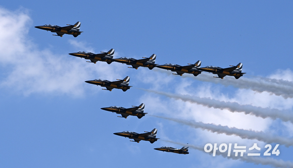 21일 오후 서울 여의도 상공에서 대한민국 공군 특수비행팀 블랙이글스가 내달 제74주년 국군의 날을 기념해 열리는 'K-밀리터리 페스티벌' 행사를 위한 사전 훈련을 하고 있다. [사진=김성진 기자]