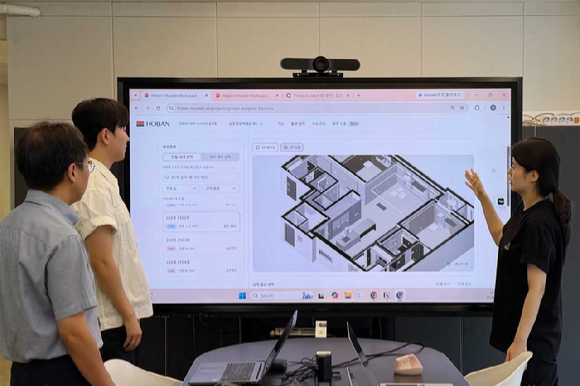 호반건설 임직원들이 AI 기반 공동주택 세대별 BIM 자동 생성 기술을 활용해 각 세대의 옵션 현황을 확인하고 있다. [사진=호반건설]