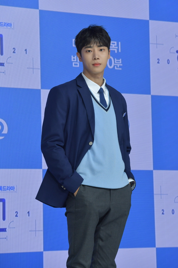 KBS 2TV '학교2021' 제작발표회가 온라인으로 진행돼 추영우가 포즈를 취하고 있다. [사진=KBS 2TV]