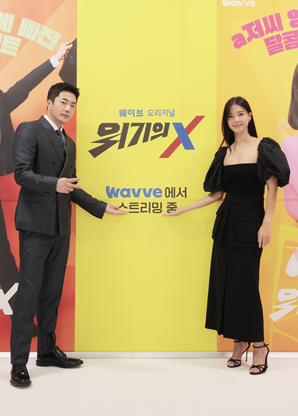 배우 권상우, 임세미가 2일 온라인으로 진행된 웨이브 오리지널 드라마 '위기의 X' 제작발표회에 참석해 포즈를 취하고 있다. [사진=웨이브]