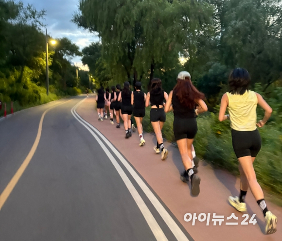 13일 서울 여의도 '뉴발란스 런허브(Run Hub) 팝업스토어' 내부에 대여 가능한 러닝 제품들이 전시돼 있다. [사진=진광찬 기자]