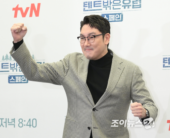 배우 조진웅이 2일 오후 서울 마포구 상암 스탠포드호텔에서 열린 tvN 새 예능프로그램 '텐트 밖은 유럽 - 스페인 편' 제작발표회에서 포토타임을 갖고 있다. [사진=정소희 기자]