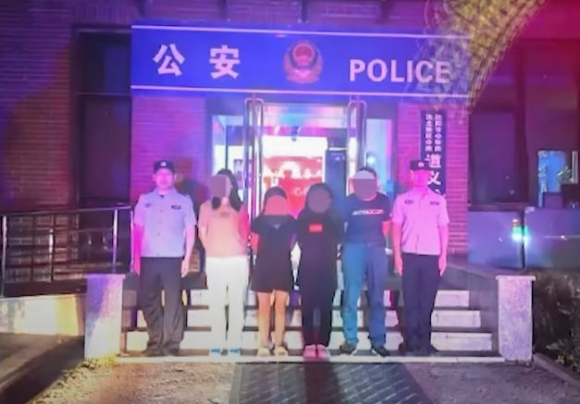 자신의 친엄마를 계모라고 속이고 가짜 사연으로 동정을 얻어 금전적 이득을 취한 중국의 113만 인플루언서가 사기죄로 구속됐다. [사진=SCMP]