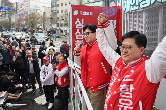 한동훈 당시 국민의힘 비상대책위원장(왼쪽)이 지난 3월 서울 마포구 망원역에서 함운경 당시 국민의힘 마포을 후보의 지지를 호소하고 있다. (공동취재) [사진=뉴시스]